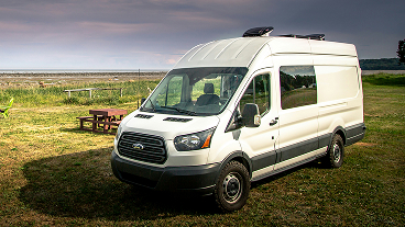 Водій тримає кермо